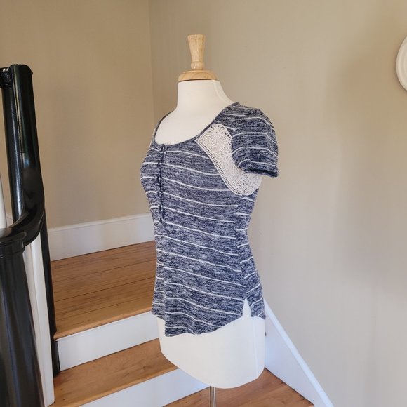 Crochet Detailed Short Sleeve Top By paper + tee. Size M - Picture 4 of 8